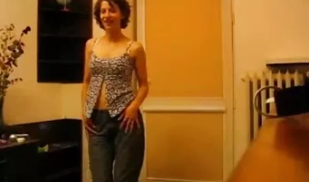 MILF داغ در ملاء عام مطرح می شود ، و او همچنین سایت های سکس جدید یک سینه پوره می دهد