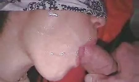 عوضی شکاری پاهای خود را گسترش می دهد و خودارضایی دانلود کلیپ های سکسی جدید واژن را انجام می دهد