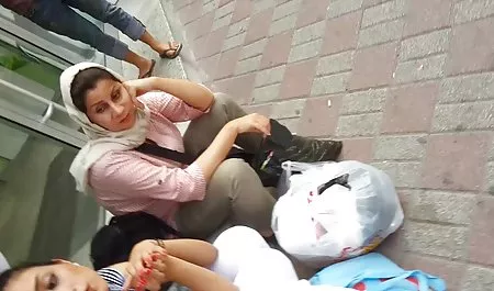 به جای عکس گرفتن ، لزبین MILF توسط سکس های جدید خارجی یک مدل موی تاریک اغوا شد