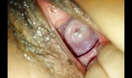 دختری در چکمه های لاتکس پاهای دانلود کلیپ های جدید سکسی خود را برای یک بیدمشک پهن می کند