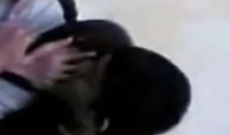 شور و شوق یک عوضی جوان را که بر روی تخت سریال های سکسی جدید خودارضایی می کرد ، لغزید