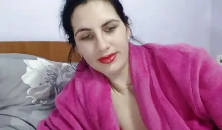 شلخته موی تیره فیلم سکسی های جدید ویبراتور را در برابر شکاف مو تکیه داد