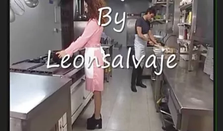 پسر شوهر گره خورده تماشای یک لعاب موی بلند در بین پاها را مشاهده می فیلم های سکسی جدید خارجی کند
