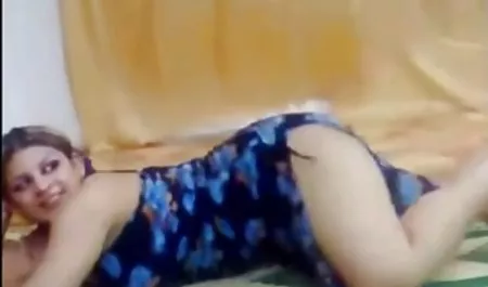 دختری با موهای بلند لعنتی برای پول فیلم های جدید سکسی خارجی بین پاها جلوی خروس