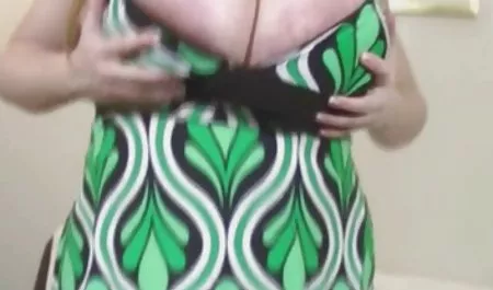 او یک ماسک را بر روی صورت دختر گذاشت و آن را از اول شخص به داخل دوربین داد بازی های جدید سکسی