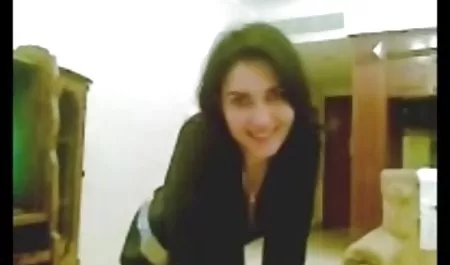 به آرامی یک جوجه بازی های جدید سکسی سیسی را لعنتی کرد و در شکاف خیس او جمع کرد